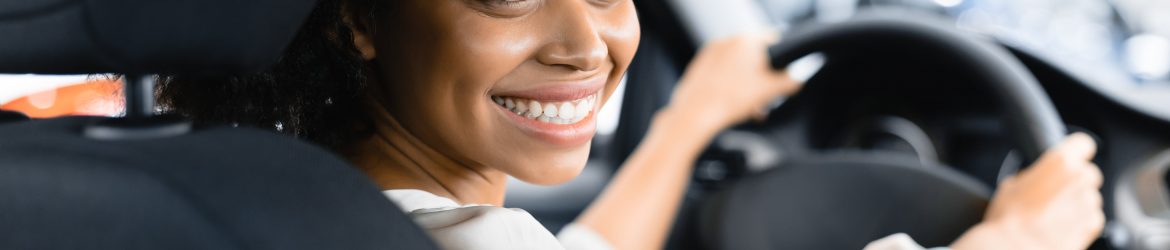 mujer aprendiendo a alquilar un coche